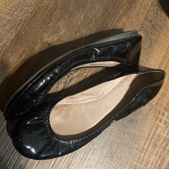 Vince Camuto Black Patent Leather Flats 8 - Picture 3 of 4
